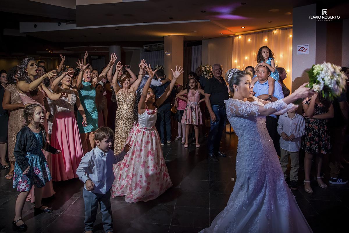 Jogando o buquê. Fotografias de Casamento em Campinas/SP.