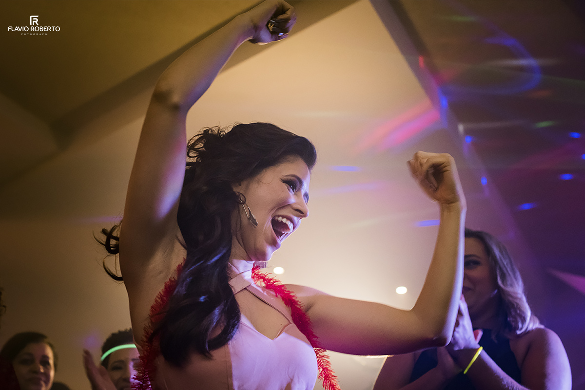 Irma da noiva dançando. Fotografias de Casamento em Campinas/SP.