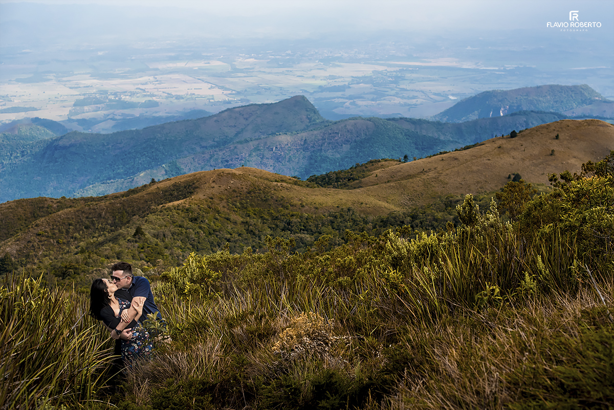 Casal abraçado nas montanhas de Campos de Jordão-SP
