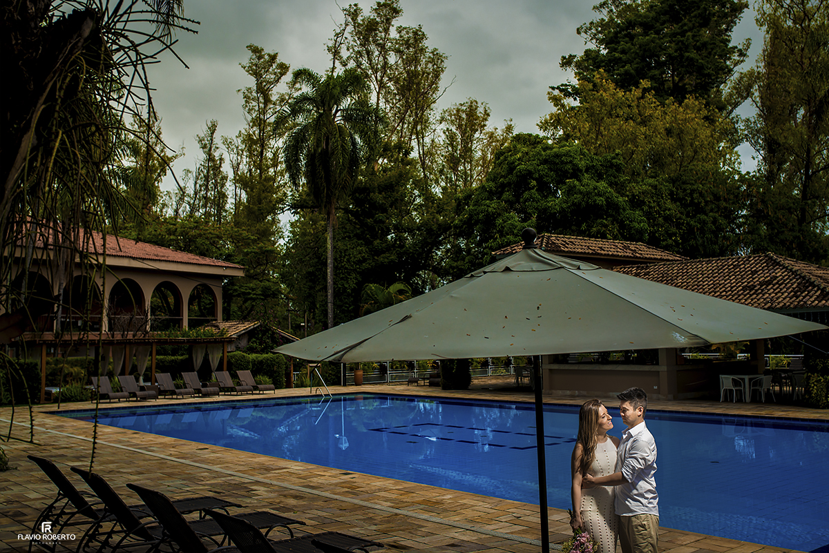 casal na piscina do club dos 500