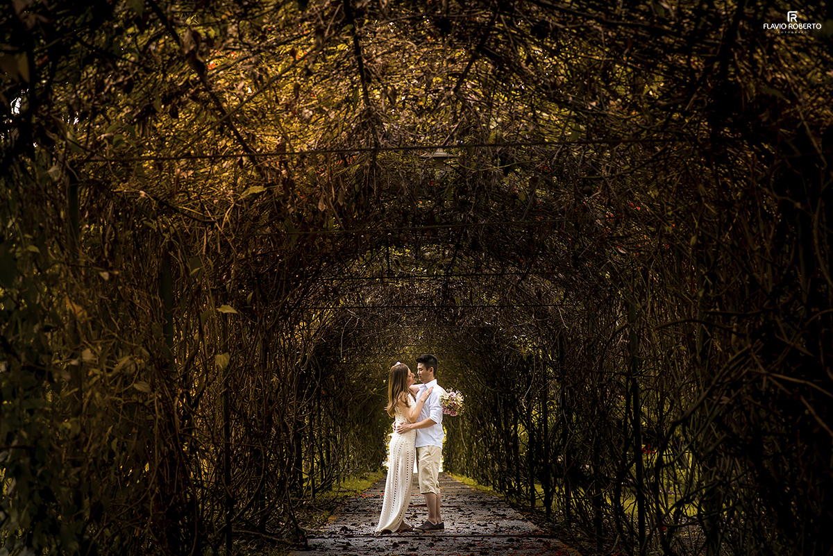 casal se beijando no tunel de flores