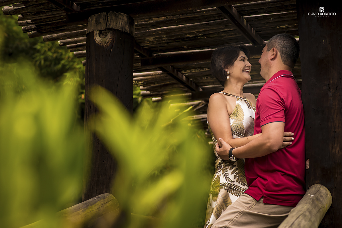 Noivos namorando no noivado