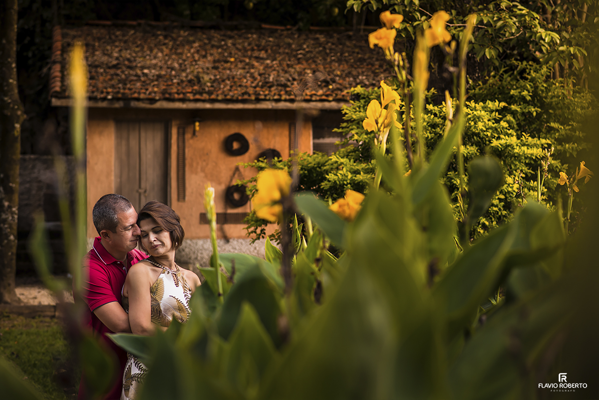 casal apaixonado se abraçando