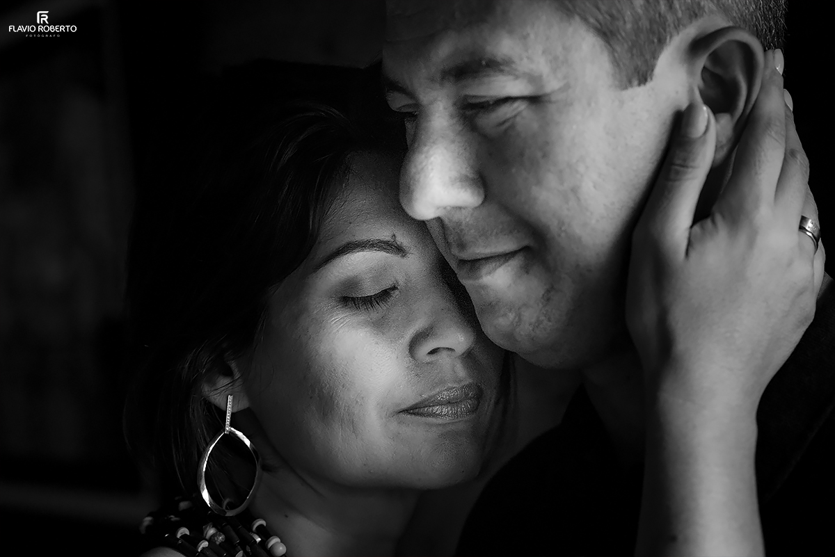 casal apaixonado se abraçando