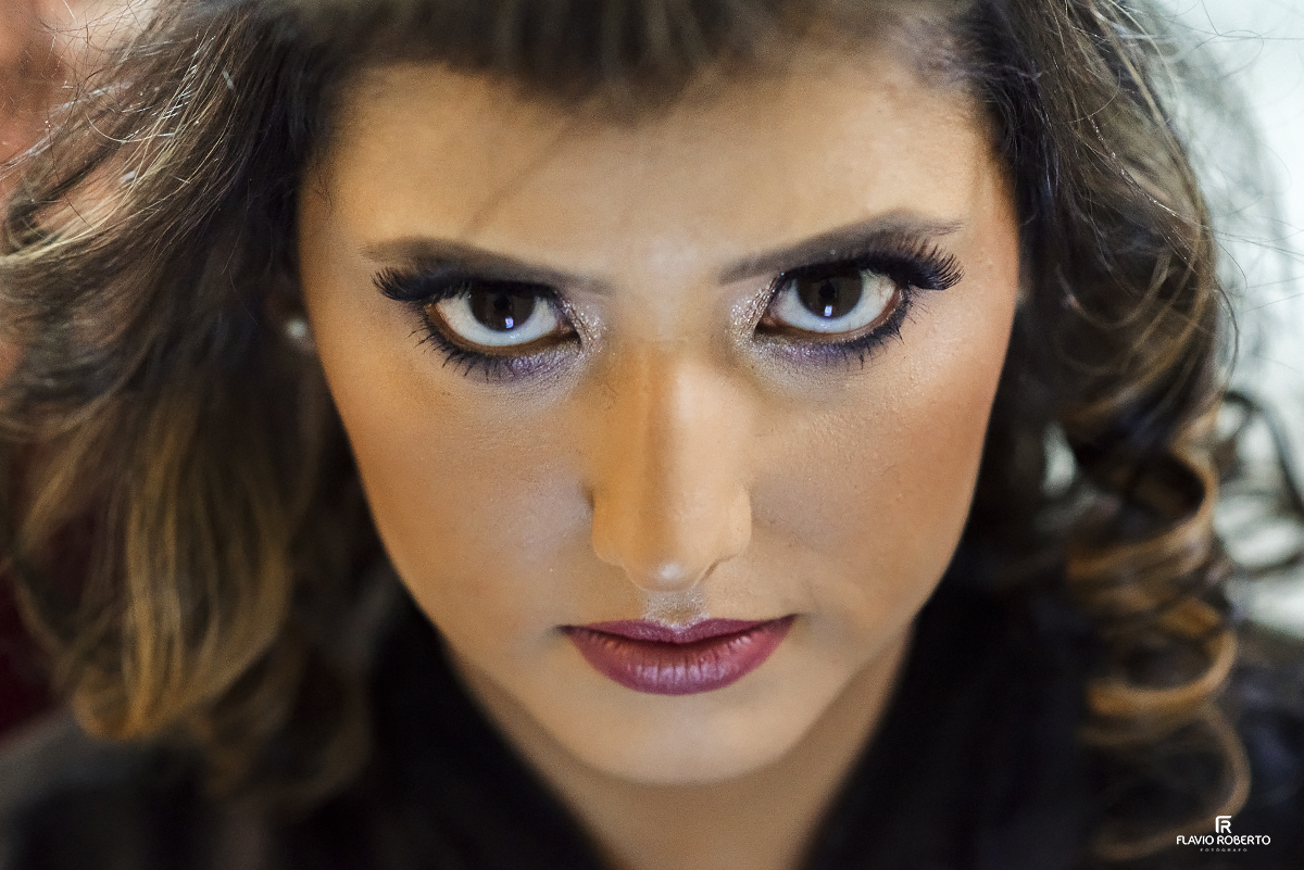 Noiva se maquiando