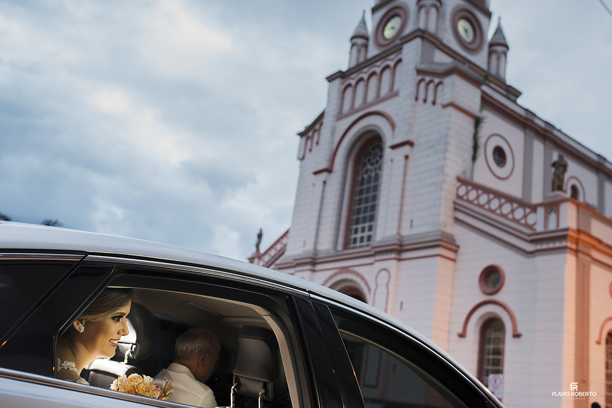 Noiva em frente a Igreja