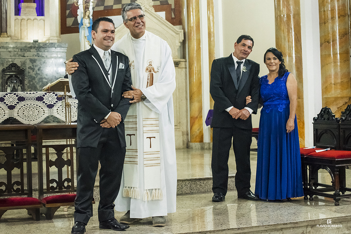 noivo esperando a noiva na Catedral