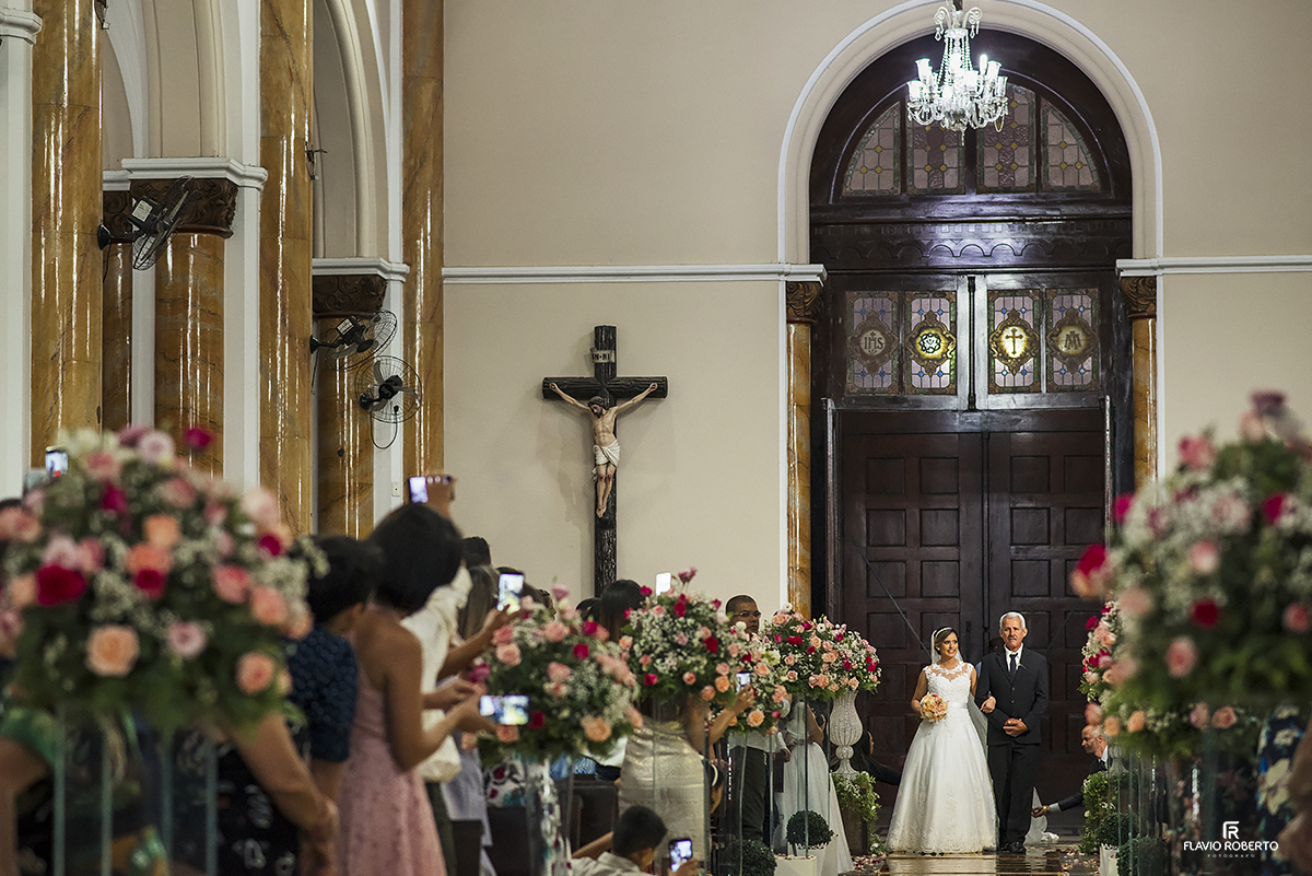 Noiva entrando na Catedral de Nossa Senhora da Piedade