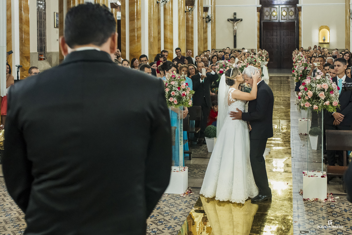 Noiva entrando na Catedral de Nossa Senhora da Piedade