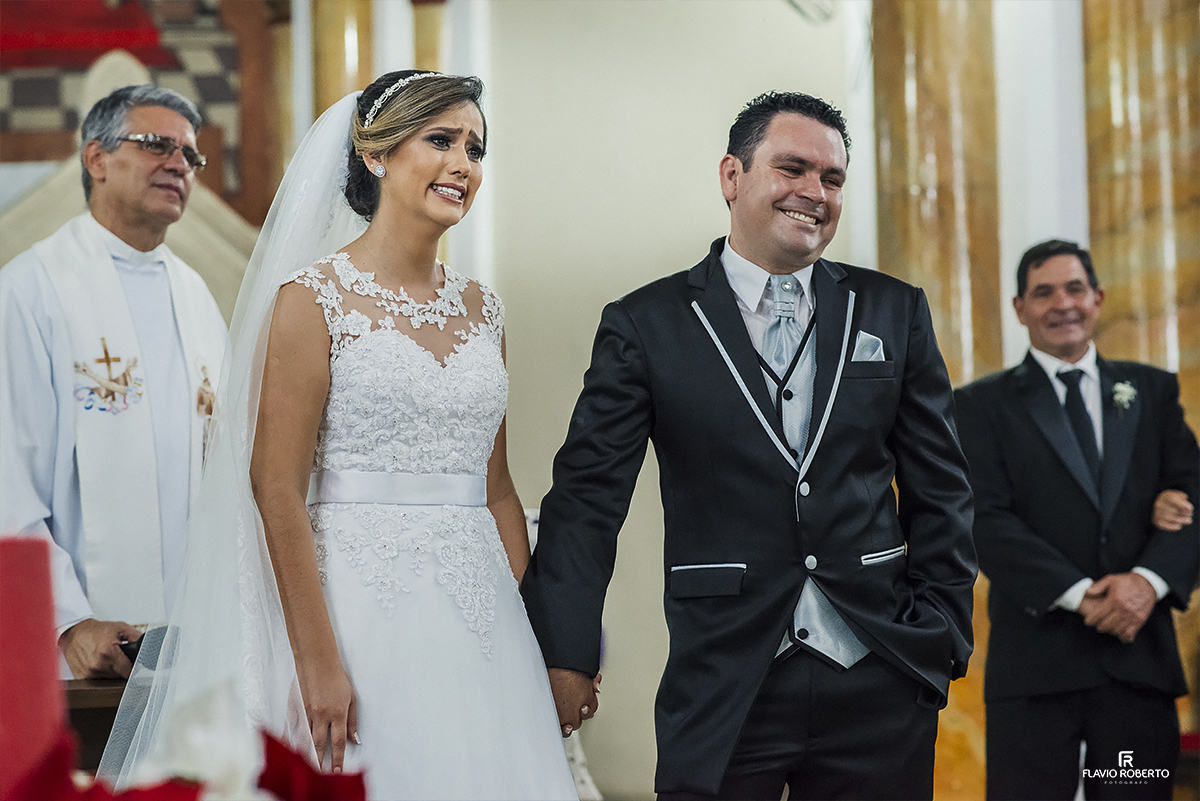 Noivos sorrindo no Altar