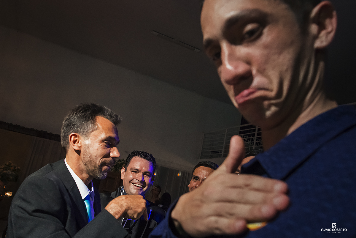 passando a gravata no Casamento
