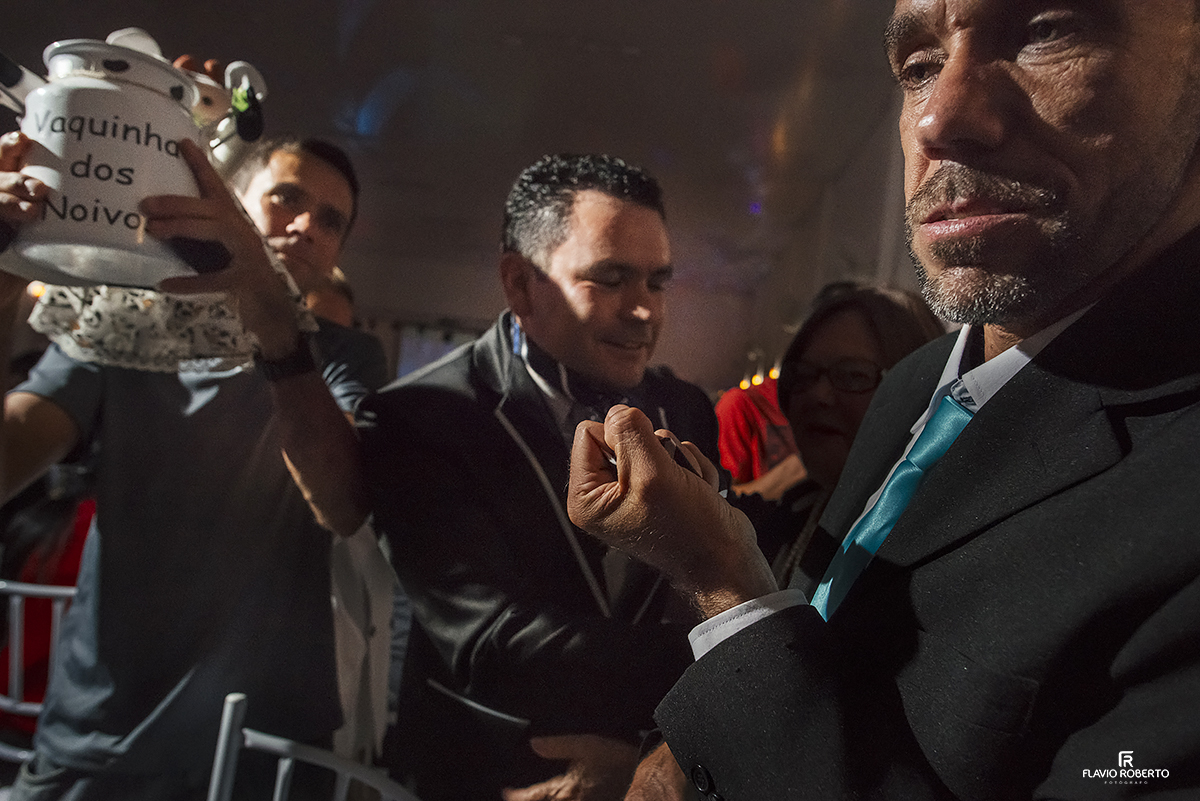 passando a gravata no Casamento