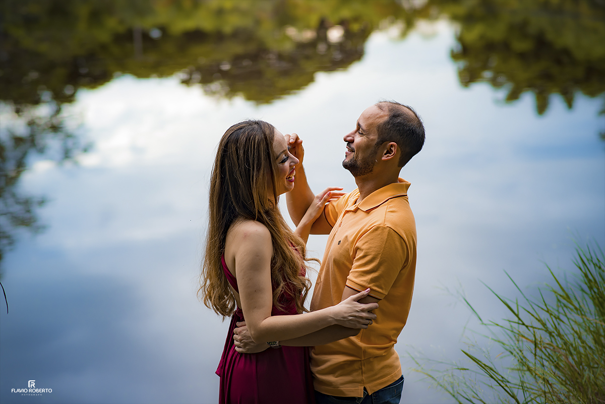 casal de namorados na lagoa