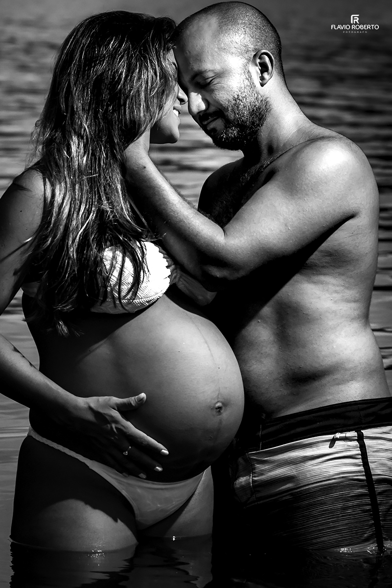 Casal Gestante se beijando no mar.. Ensaio de Gestante em Ubatuba.