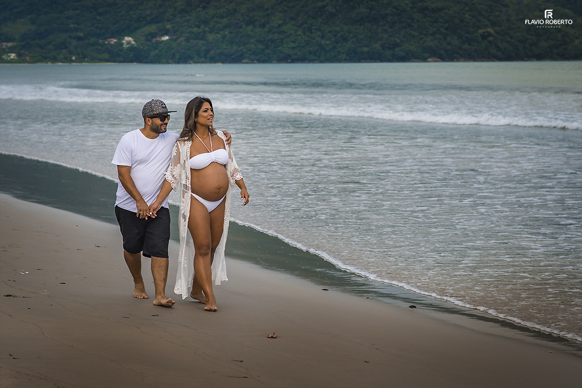 Casal caminhando na Praia durante Ensaio de Gestante em Ubatuba.