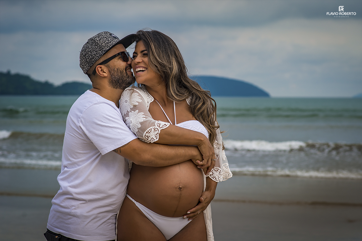 Casal abraçado na Praia durante Ensaio de Gestante em Ubatuba.