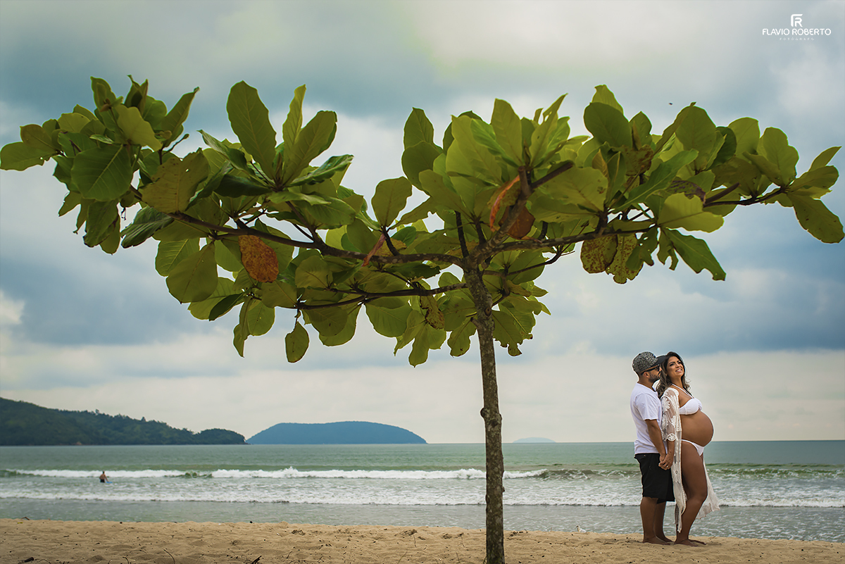 Casal abraçado na Praia durante Ensaio de Gestante em Ubatuba.