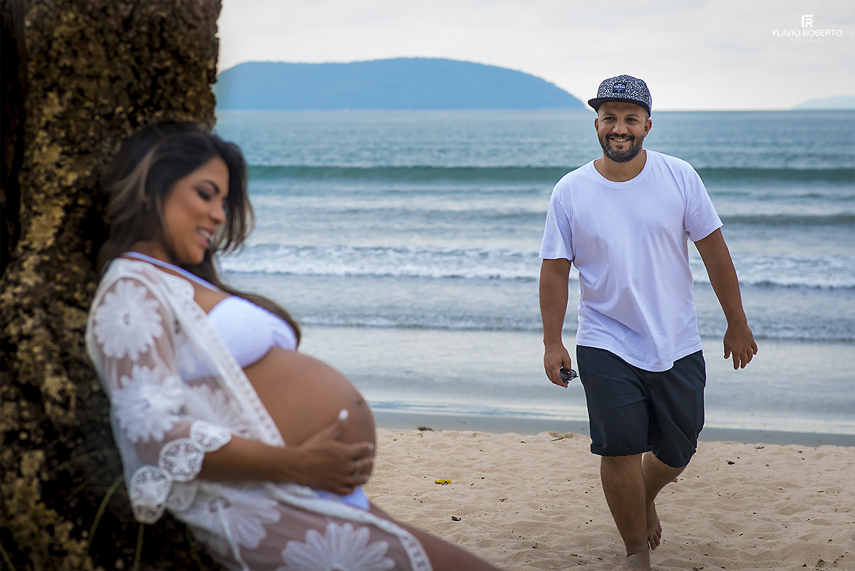 Casal caminhando na Praia durante Ensaio de Gestante em Ubatuba.