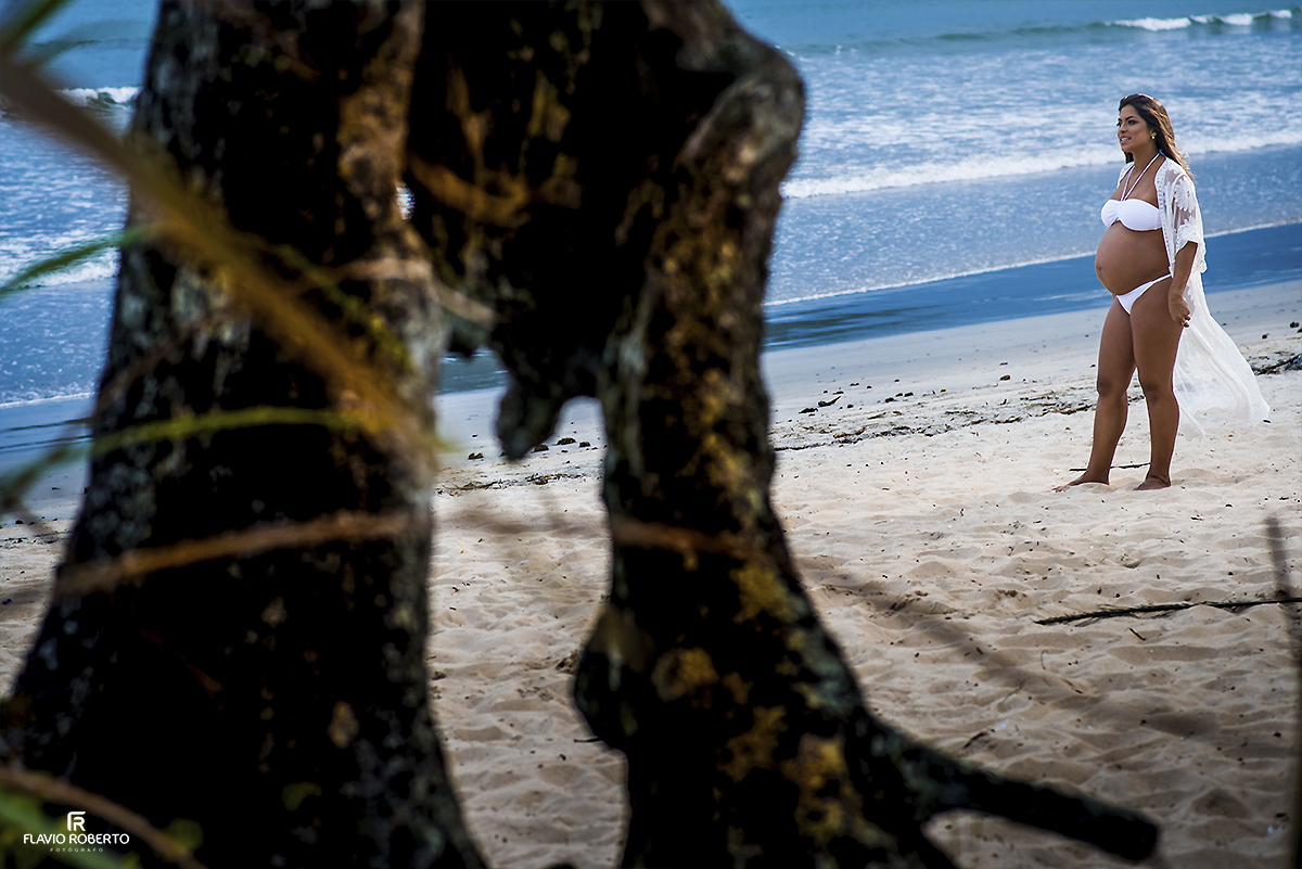 Gestante caminhando na Praia durante Ensaio de Gestante em Ubatuba.