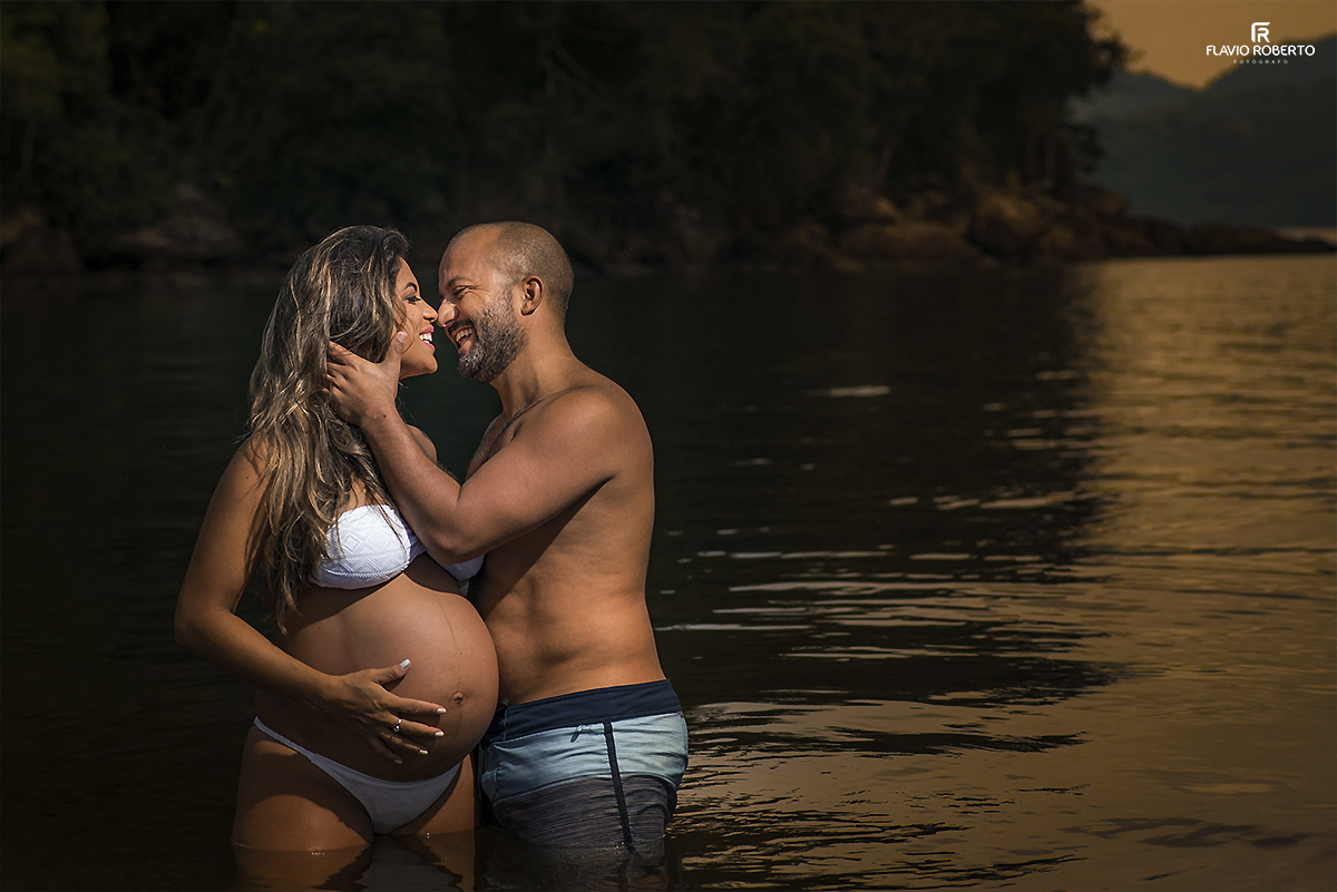 Casal Gestante se beijando no mar.. Ensaio de Gestante em Ubatuba.