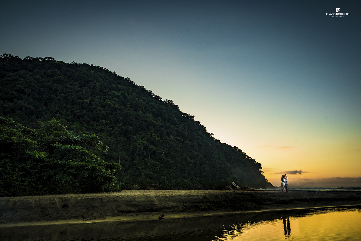 foto minimalista do casal abraçado na praia Itamambuca no Ensaio Pre Wedding em Ubatuba