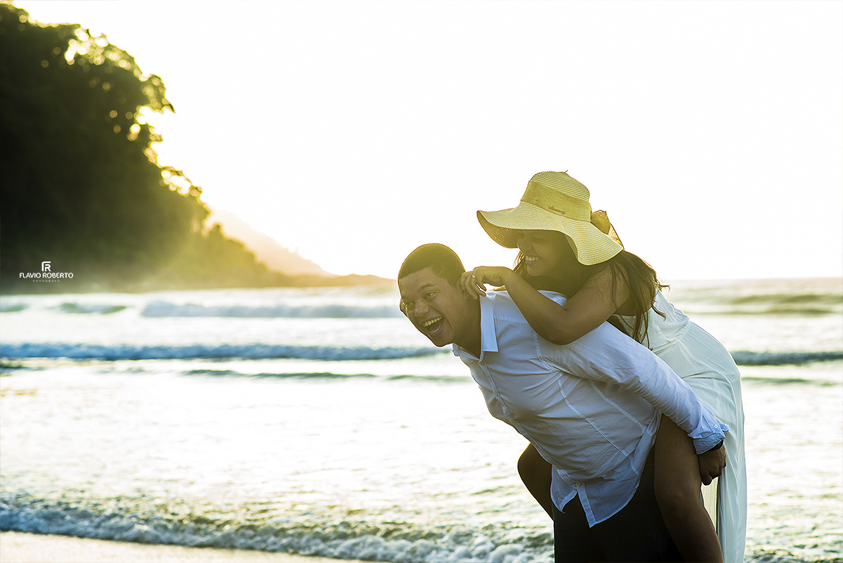 noiva subindo nas costas do noivo na praia, durante Ensaio Pre Wedding Ubatuba