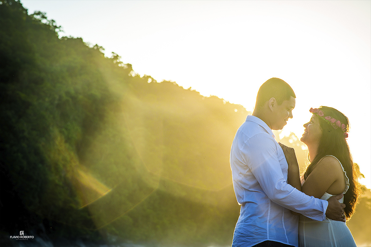 Namorados abraçados na praia no Ensaio Pre Wedding em Ubatuba