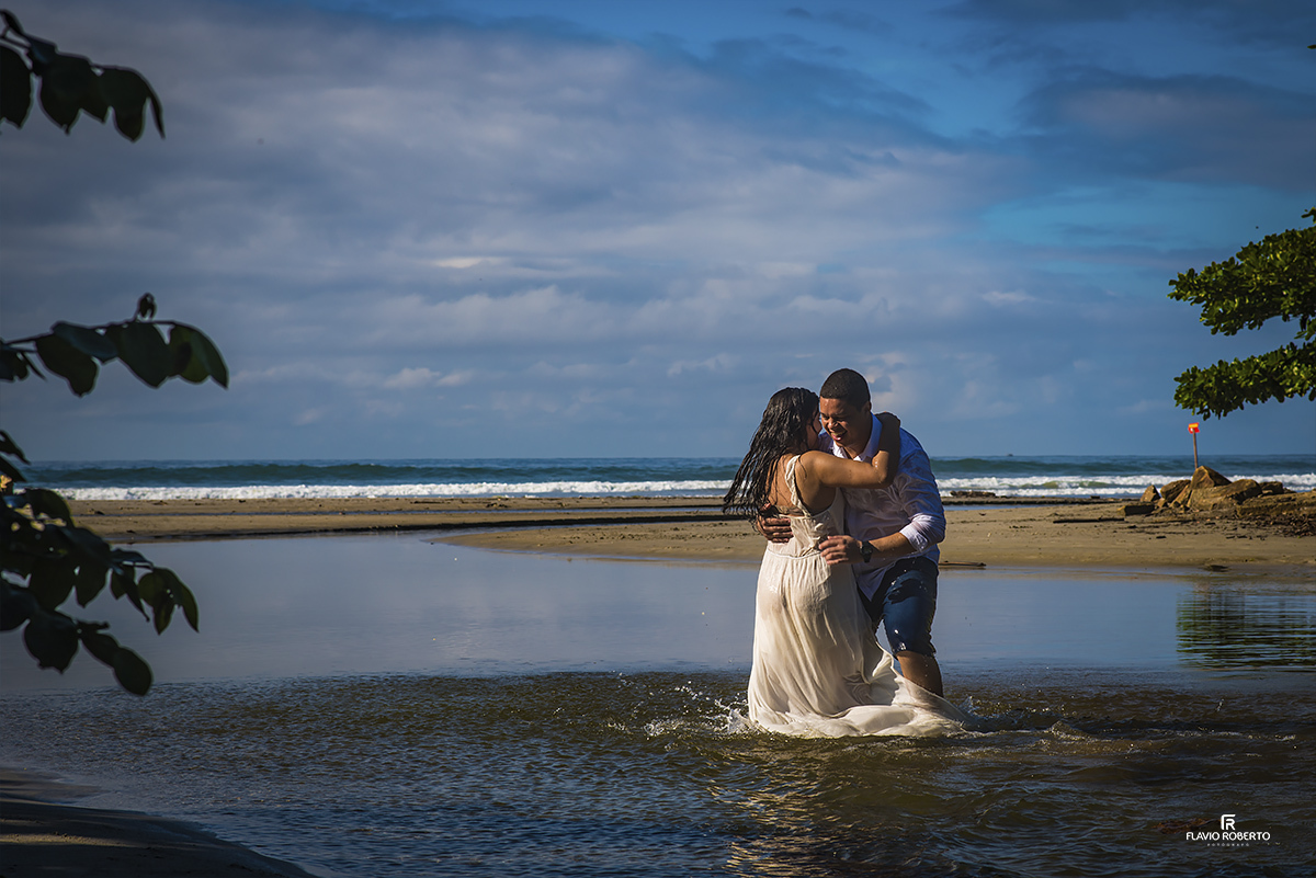 casal de namorados se empurrando no rio do lado da praia de Ubatuba