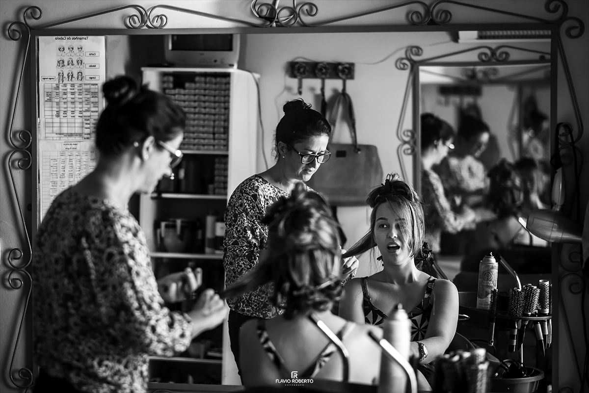 Noiva maquiando para o Ensaio Pre Wedding em um Salão de Beleza em Cunha