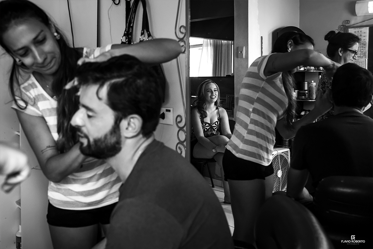 Noivo maquiando para o Ensaio Pre Wedding em um Salão de Beleza em Cunha