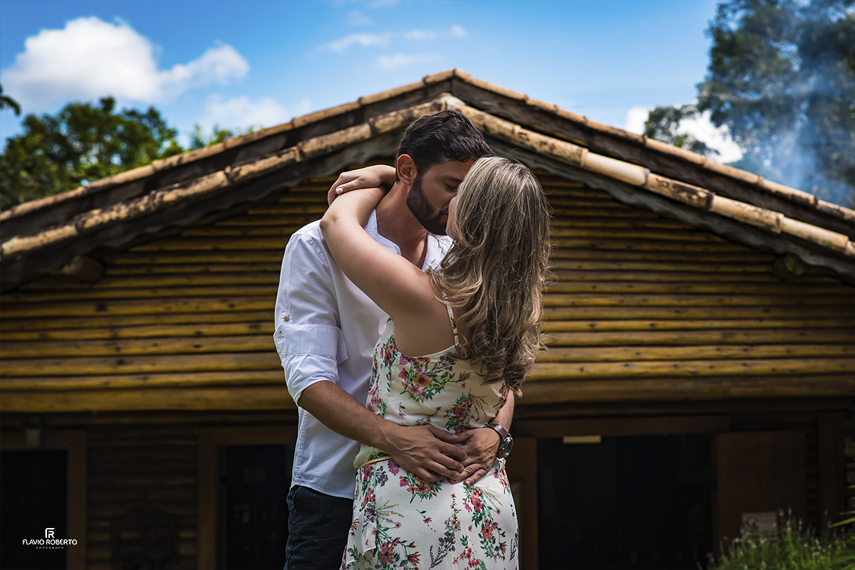 Noivos abraçados durante o Ensaio Pre Wedding na Pousada Dona Felicidade, em Cunha