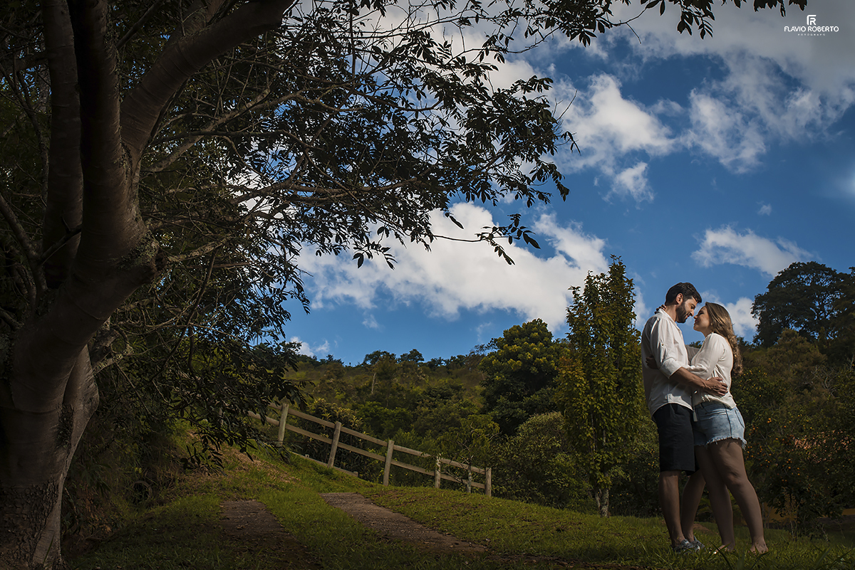 Noivos abraçados na Pousada Dona Felicidade durante o Ensaio Pre Wedding em Cunha