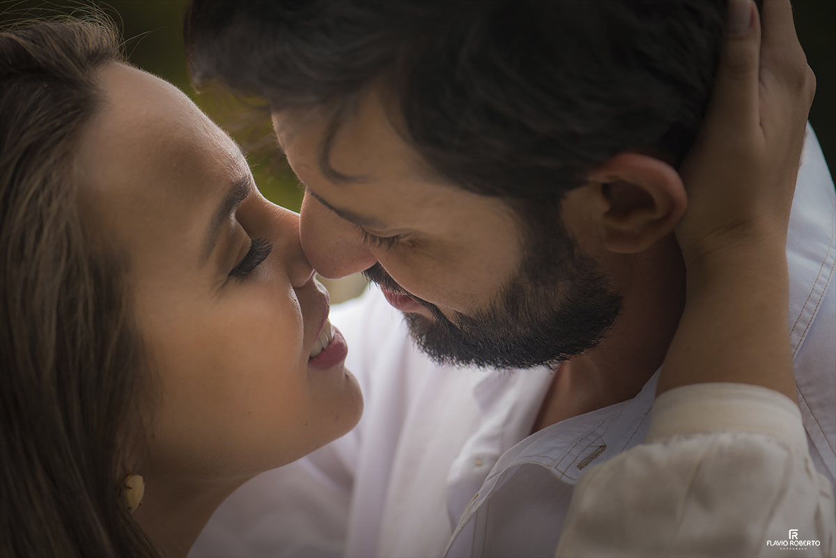 Noivos abraçados na Pousada Dona Felicidade durante o Ensaio Pre Wedding em Cunha