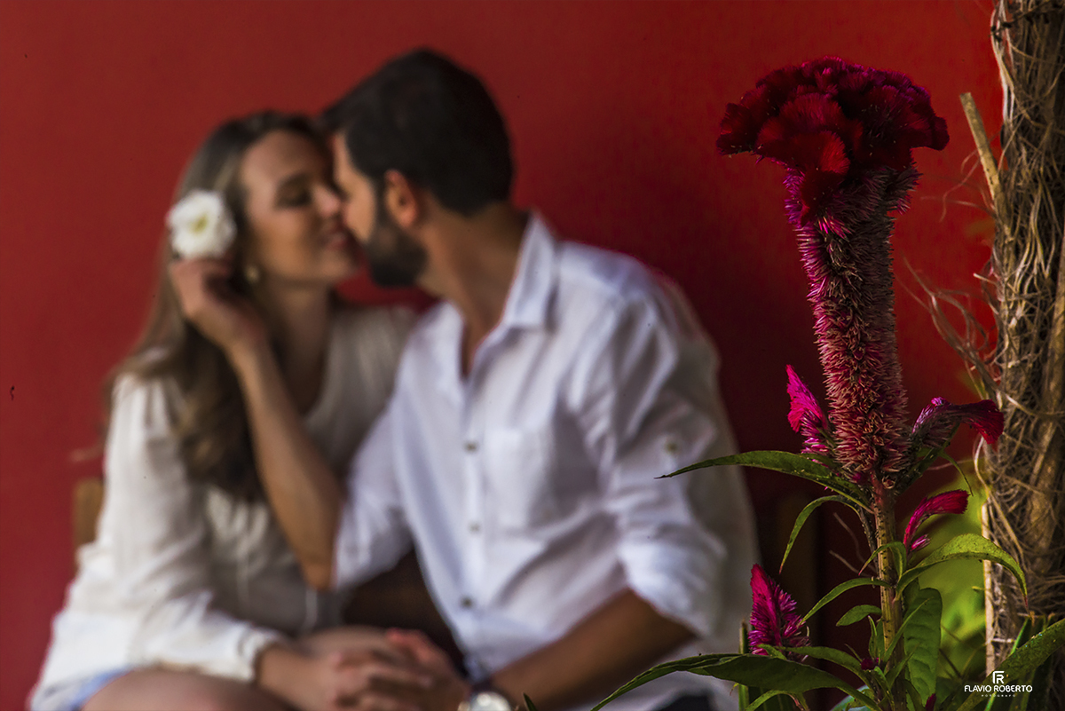 Casal de noivos se beijando em Cunha