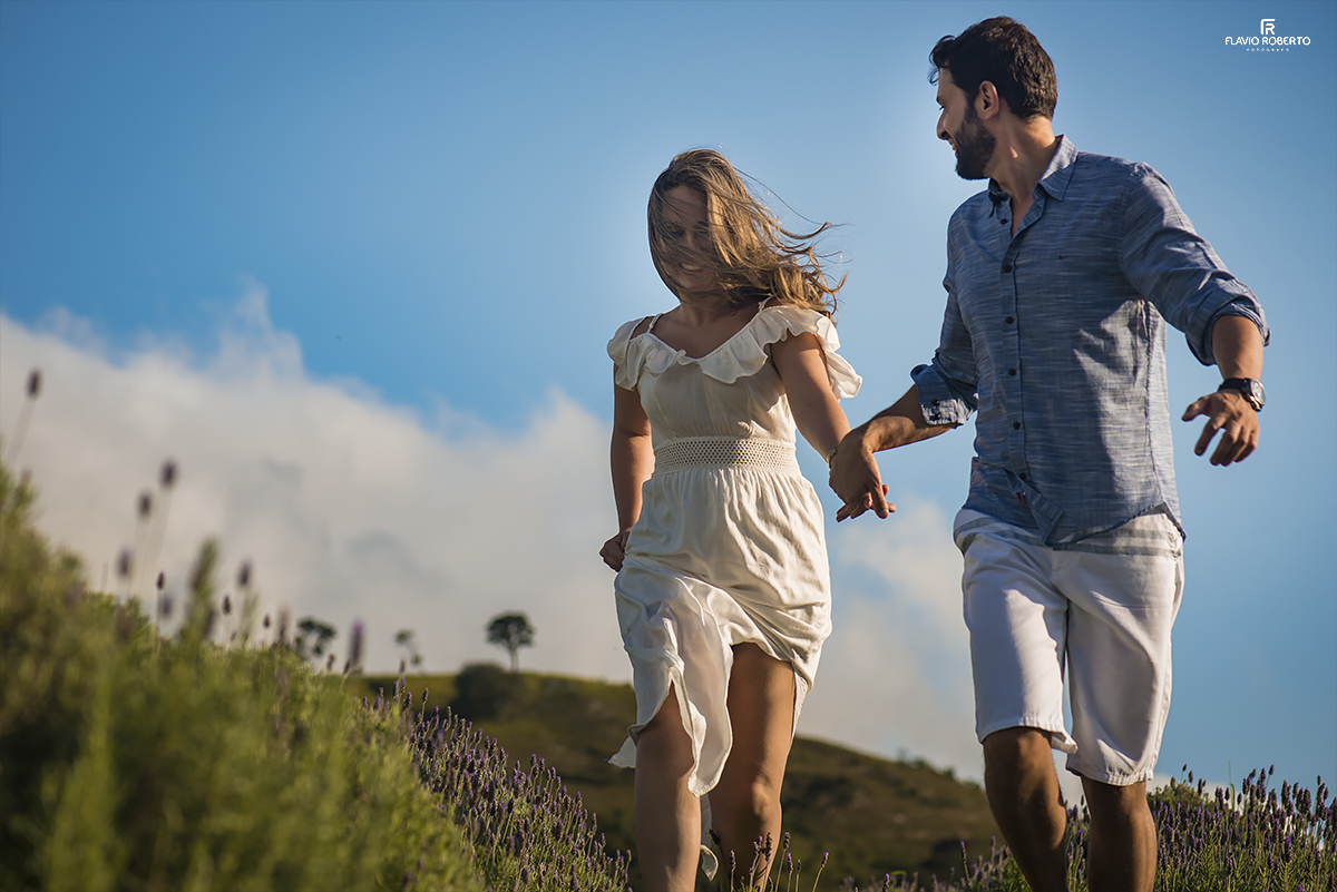 Casal de Noivos correndo entre as lavandas do Lavandário de Cunha