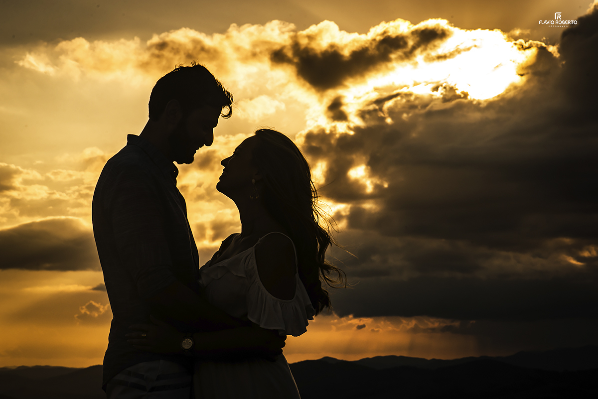 Entardecer no Lavandário de Cunha. Noivos abraçados no Ensaio Pre casamento