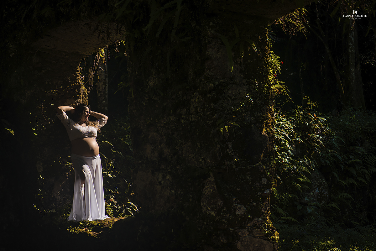 Ensaio Fotográfico de Gestante nas Ruínas de lagoinha em Ubatuba