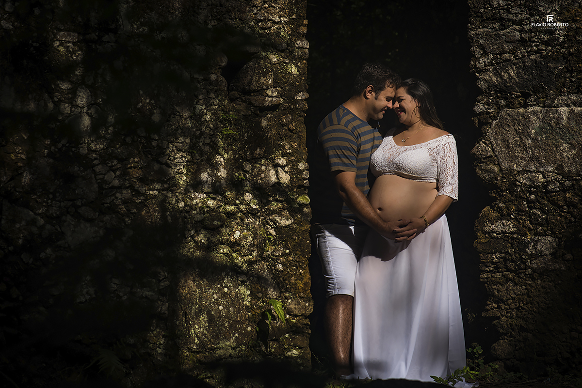 Ensaio Fotográfico de Gestante nas Ruínas de lagoinha em Ubatuba