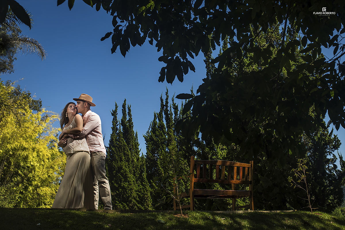Ensaio de Gestante no Jardim dos Pinhais Ecco Park de Santo Antonio do Pinhal. Fotografia de  Maternidade.