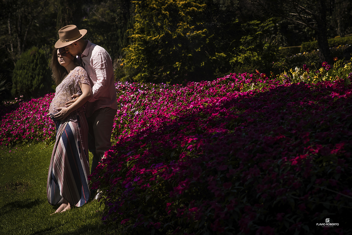 Ensaio de Gestante no Jardim dos Pinhais Ecco Park de Santo Antonio do Pinhal. Fotografia de  Maternidade.