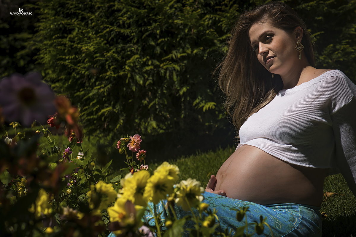 Ensaio de Gestante no Jardim dos Pinhais Ecco Park de Santo Antonio do Pinhal. Fotografia de  Maternidade.