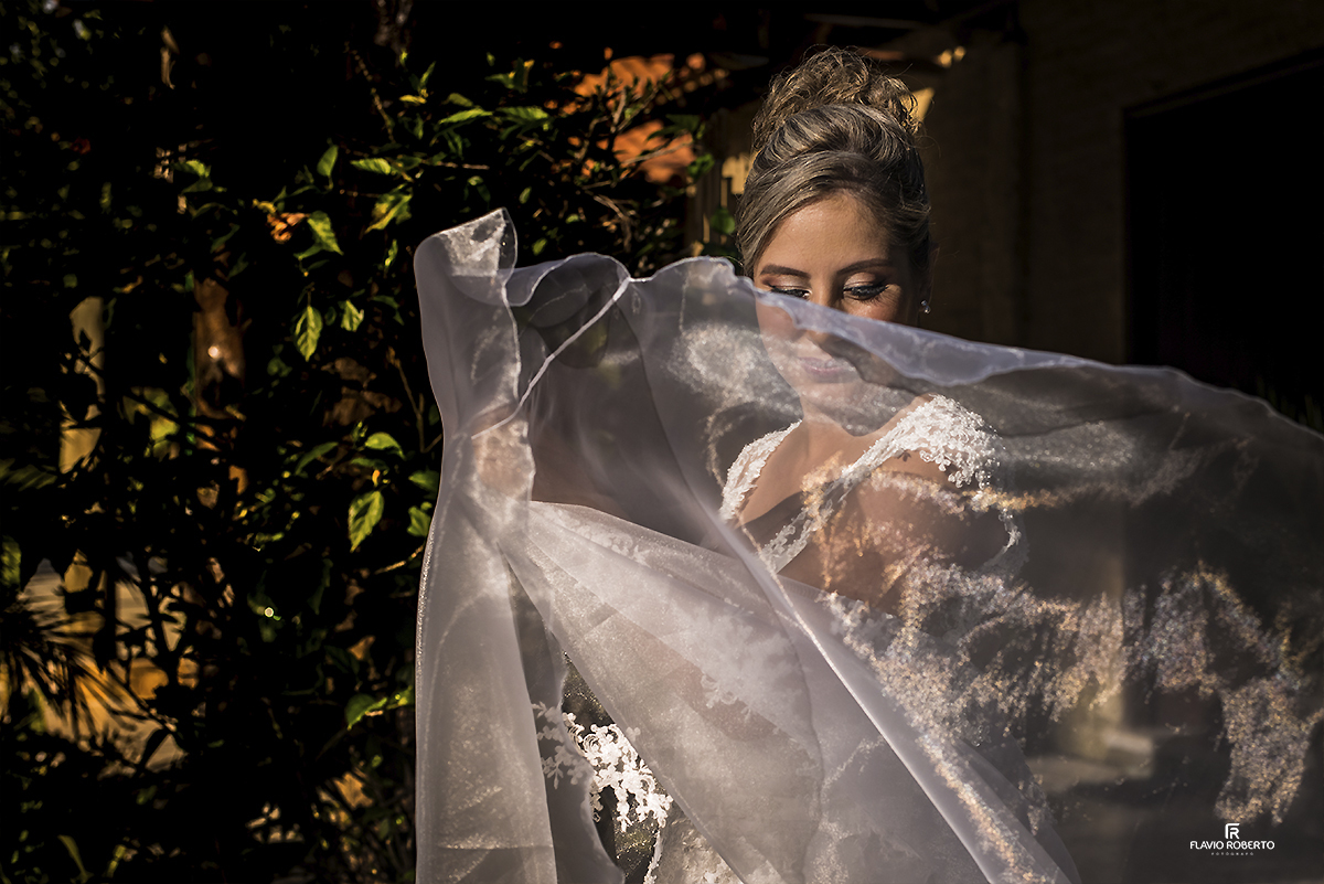 Noiva brincando com seu Véu no Making Off .Casamento Campestre no Recanto Vip em Guaratinguetá-SP
