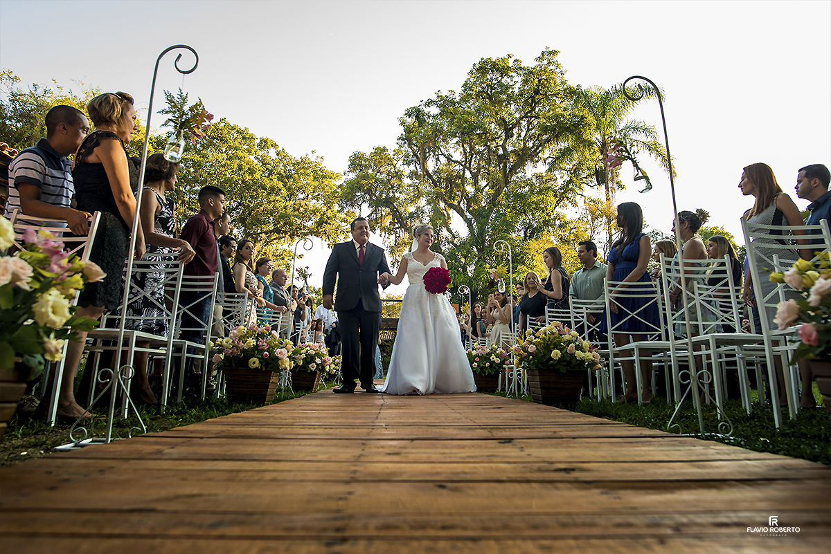 Entrada da Noiva durante Casamento no Recanto Vip em Guaratingueta