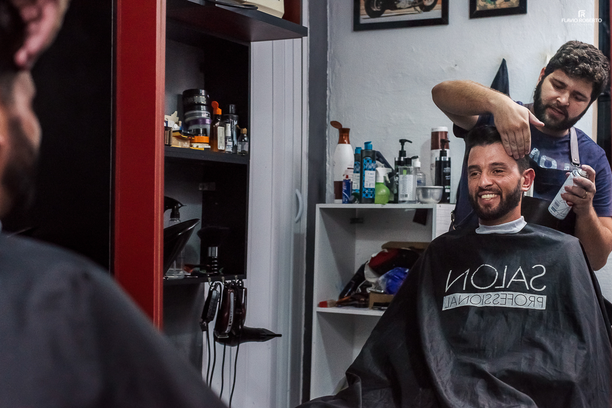 Casamento na cidade de Cunha. Noivo se arrumando.