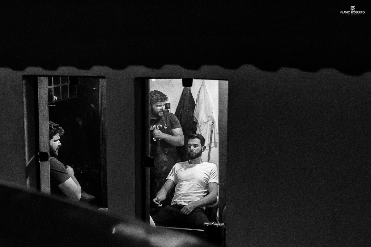 Casamento na cidade de Cunha. Noivo se arrumando.