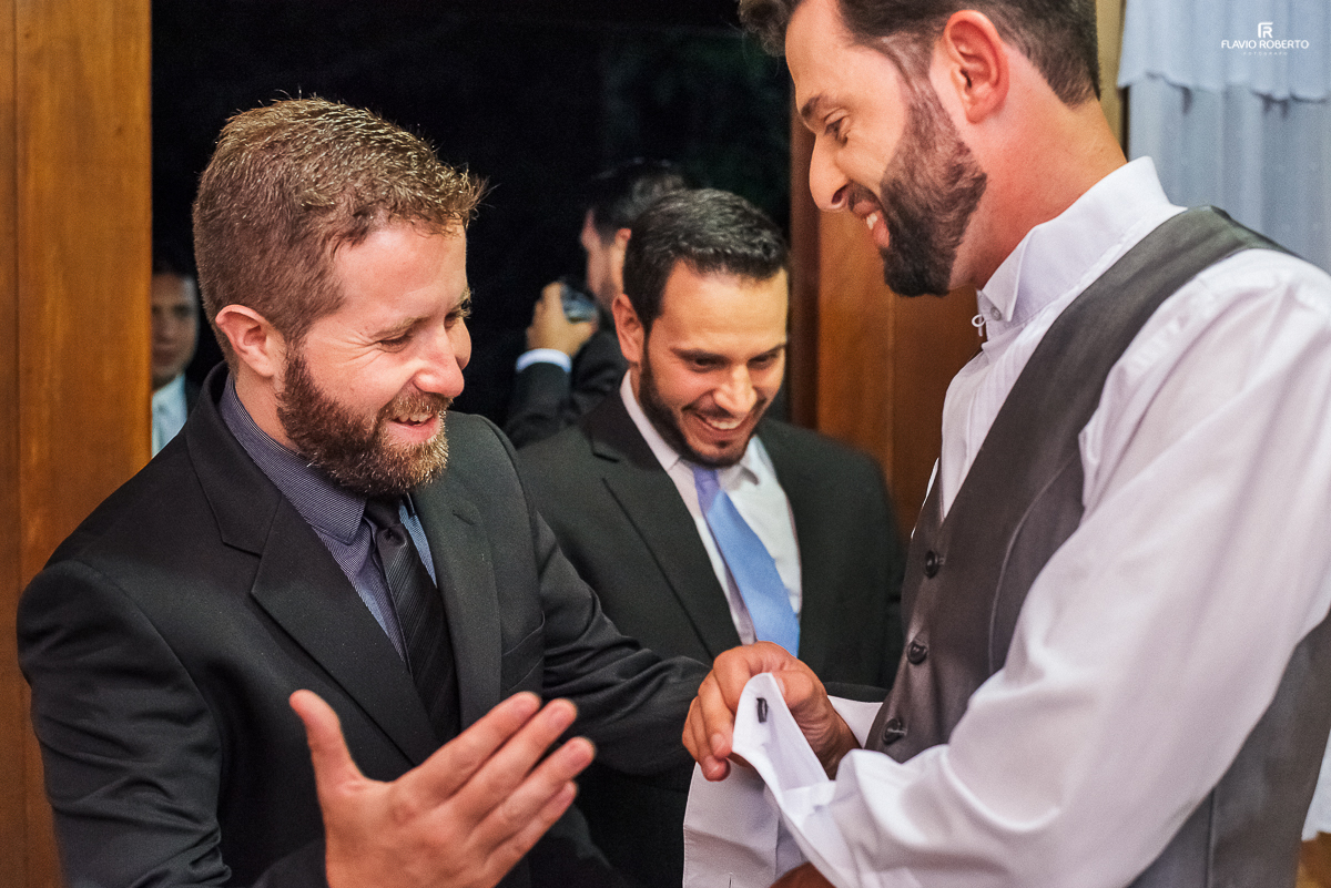 Casamento na cidade de Cunha. Noivo se arrumando.