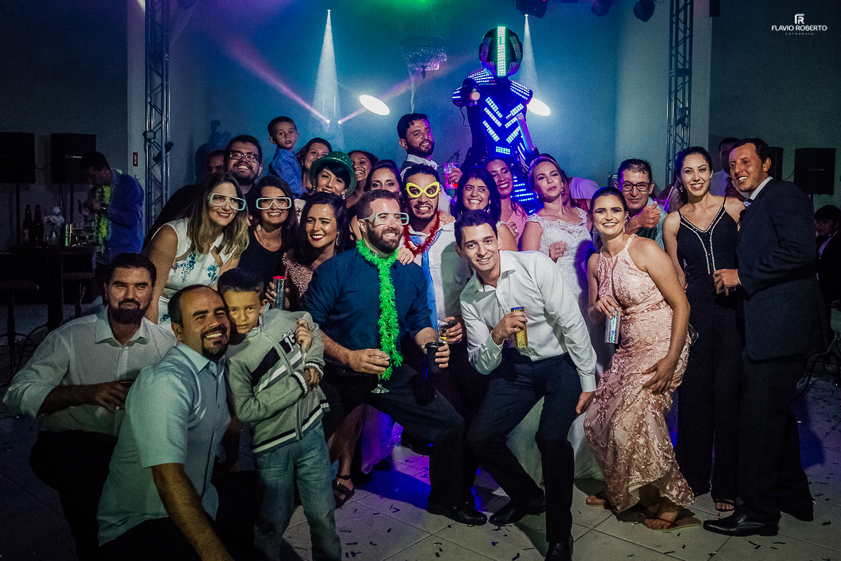 Robô de Led na Balada. Casamento no Espaço Colar de Ouro em Cunha -SP