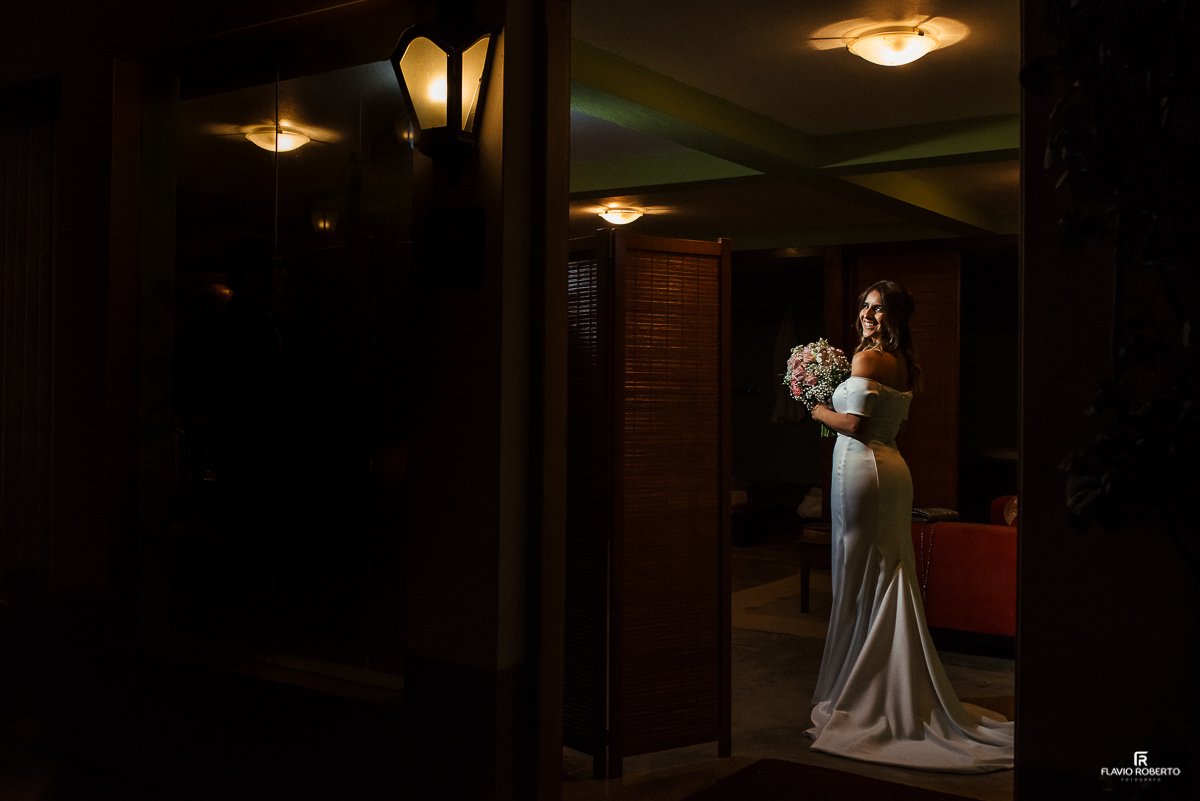 Noiva se arrumando no Hotel Serraverde em Pouso Alto. Casamento em Itanhandú.