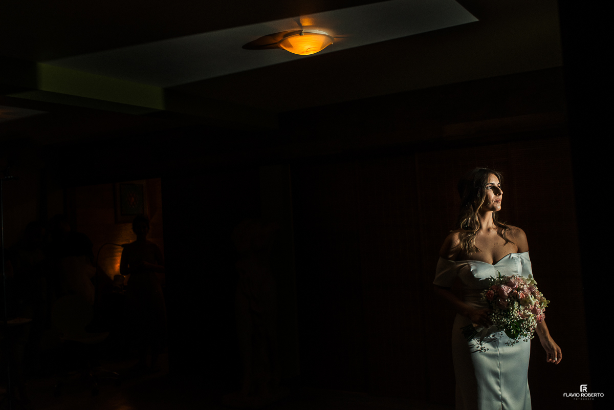 Noiva se arrumando no Hotel Serraverde em Pouso Alto. Casamento em Itanhandú.