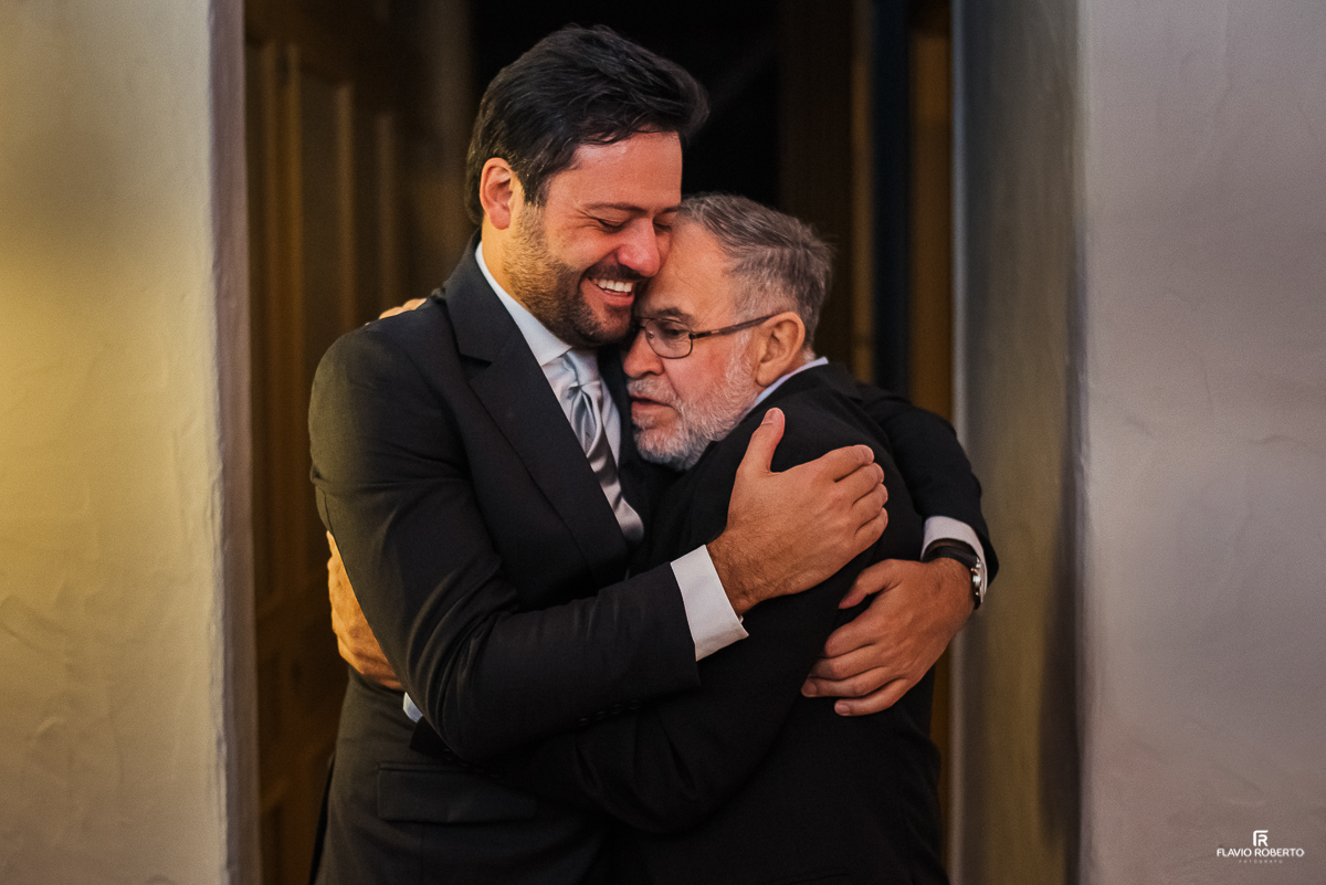 Noivo se arrumando no Hotel Serraverde em Pouso Alto. Casamento em Itanhandú.